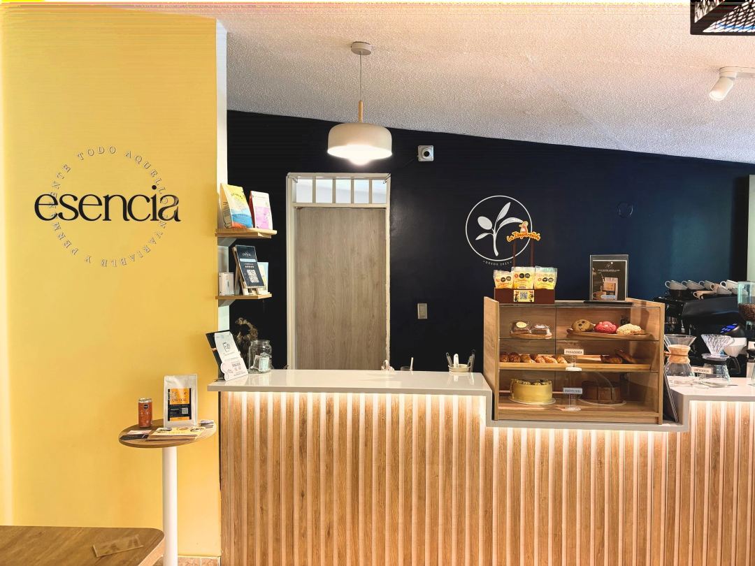 La barra de Esencia Café, con el logo en la pared amarilla